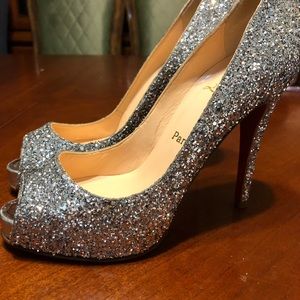 Metallic grey very prive peep size 37 1/2